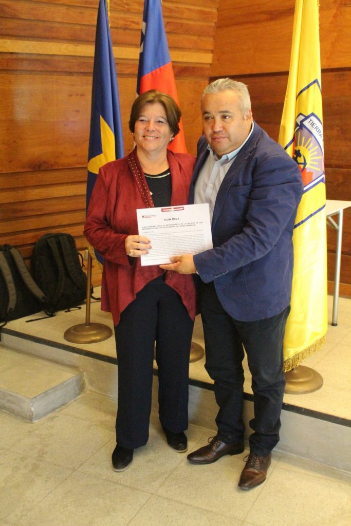 Alcalde Mario Morales entrega el Plan de mejoramiento en la Educación de la comuna a la Seremi de Educación, Silvia Alvarez